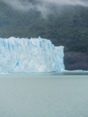 Argentinien, El Calafate, Region Patagonien, Provinz Santa Cruz, Ausblick auf den Getscher Perito Moreno mit Argentinischer Nationalflagge