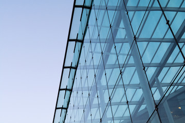 Obraz premium Office building with glass exterior on a clear day