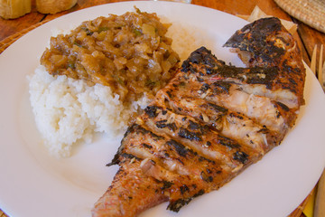 dorade grillée, riz et sauce aux oignons