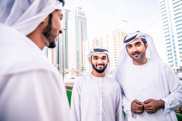 Obraz premium Arabian businessmen meeting outdoors