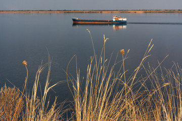 танкер плывет по реке Волга
