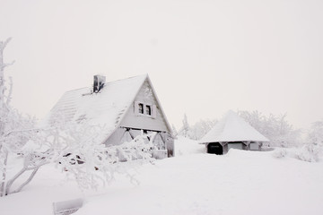 Winterlandschaft im Erzgebirge zum Sonnenaufgang