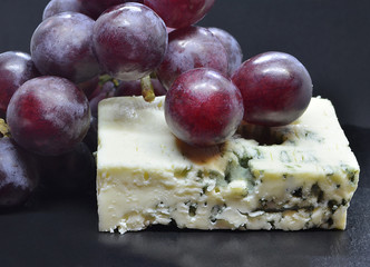 Сыр с плесенью и виноград.