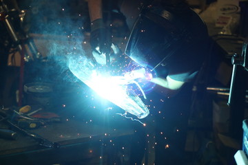 Soudure métal étincelles lumière bleue carrosserie