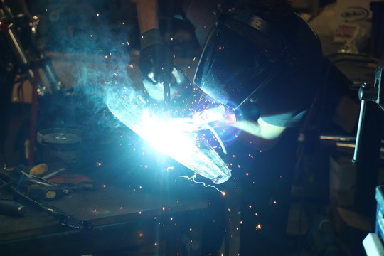 Soudure m&eacute;tal &eacute;tincelles lumi&egrave;re bleue carrosserie