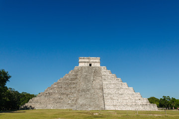 Fototapeta na wymiar mayan pyramide in chichen itza mexico