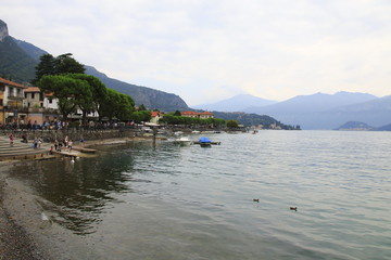 Fototapeta premium Promenade von Lenno am Comer See, in Italien mit Markt