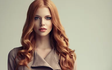 Store enrouleur occultant sans perçage Salon de coiffure Fille rousse aux cheveux ondulés longs et brillants. Belle femme modèle avec une coiffure frisée.
