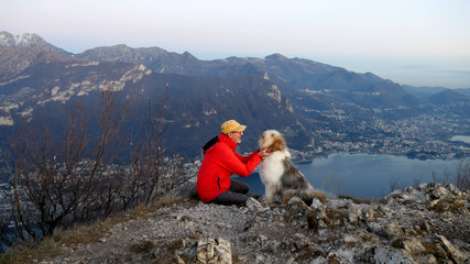 Uomo con il cane amici in montagna