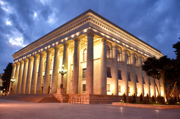 Obraz premium Museum Centre, located on Neftchilar Avenue in Baku, Azerbaijan . Museum center night view