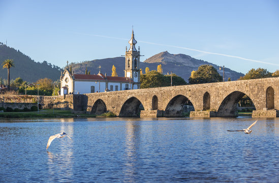 Fototapeta Roman bridge in Ponte de Lima town, Portugal - view with Santo Antonio da Torre Velha church