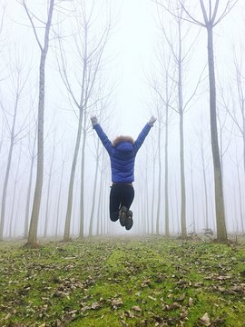 una donna salta nel bosco 