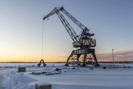 Hamnkranen i Lule S&ouml;dra hamn en vacker vinterdag
