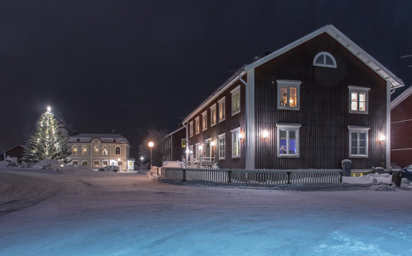 Kyrktorget i Gammelstads Kyrkstad i Lule&aring; med sin stora fin Julgran och bes&ouml;ks centrum p&aring; vintern