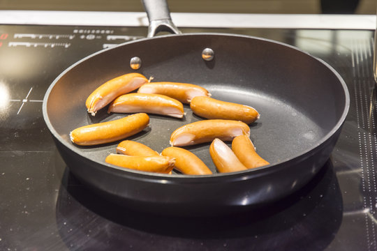 Stekt prinskorv &auml;r ett av de goda tillbeh&ouml;ren f&ouml;r ett lyckat julbordet p&aring; Julafton
