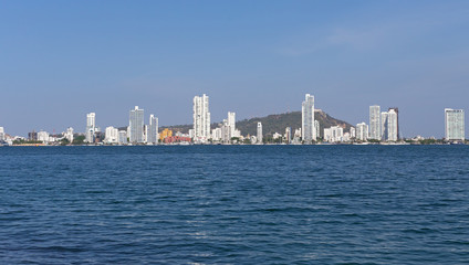 Obraz premium Nowoczesna Cartagena wzdłuż nadmorskich plaż. Malowniczy widok z portu morskiego na nowoczesne wielokondygnacyjne budynki w Kartagenie w Kolumbii.