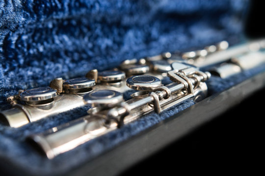 Transverse flute disassembled in its case