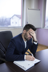 Naklejka premium Young business man stressed