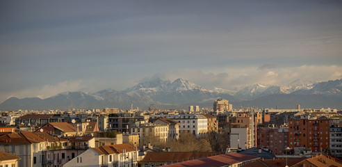 Milano paesaggio con Montagne innevate