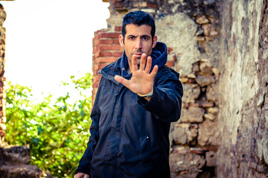 hombre levantando la mano