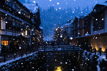 雪ふる夜の銀山温泉