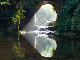 光差す濃溝の滝