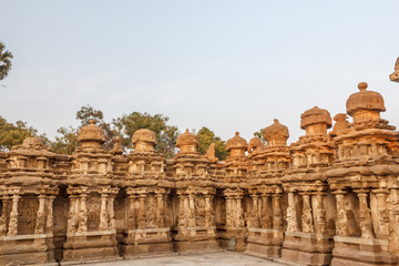 Obraz premium Ancient temple of Kanchipuram Kailasanathar temple and was built during 685-705AD using sandstone compound material contains a large number of carvings and shrines. 