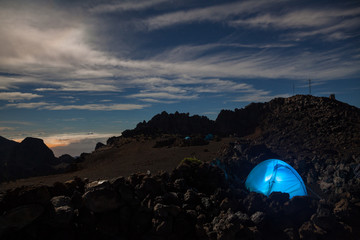 Obraz premium Camping au Piton des Neiges, sommet de l'île de la Réunion