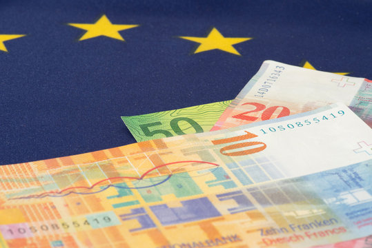 Flagge der Europäischen Union EU und Schweizer Franken Geldscheine