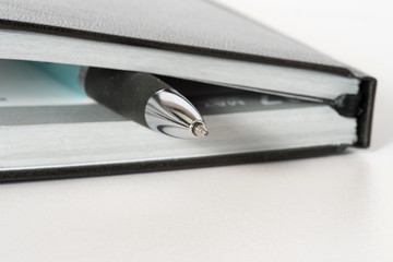 Ein Notizbuch oder Kalender und ein Kugelschreiber
