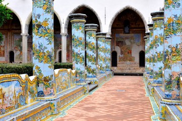 Fototapeta na wymiar Napoli chiostro del monastero di Santa Chiara
