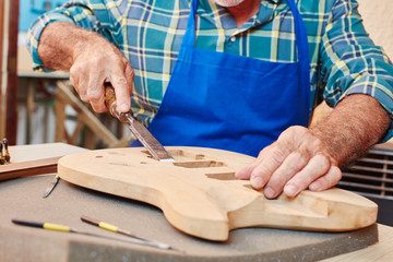 Handwerker arbeitet mit Stemmeisen