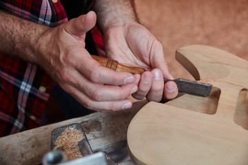 Gitarrenbauer baut eine neue Gitarre