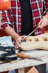 Handarbeit am Korpus einer neuen Gitarre