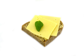 ein belegtes käsebrot auf einem weissen hintergrund