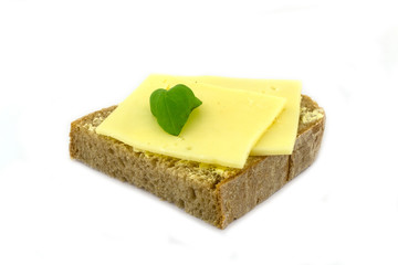ein belegtes käsebrot auf einem weissen hintergrund