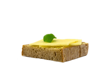 ein belegtes käsebrot auf einem weissen hintergrund