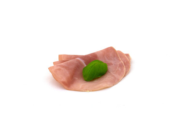 drei scheiben kochschinken auf einem weissen hintergrund