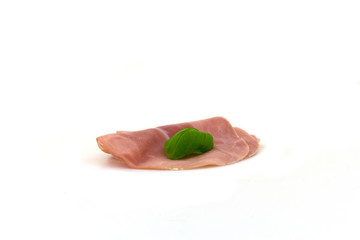 drei scheiben kochschinken auf einem weissen hintergrund
