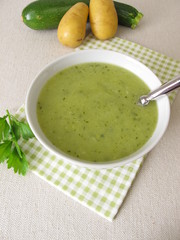 Selbstgemachte grüne Suppe mit Zucchini und Kartoffeln
