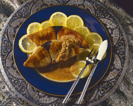 Schwertfisch gegrillt mit einer Mandelsalsa auf Zitronenscheiben.Spanien