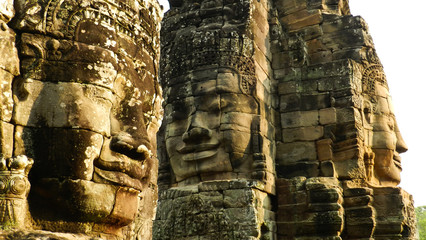 kamienne głowy Bayon © Daffy