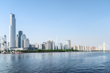 Fototapeta na wymiar The Pearl River and modern buildings of downtown in Guangzhou