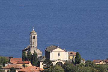 Fototapeta na wymiar Blick nach Gravedona, Kirche Santa Maria del Tiglio über den Comer See in Italien