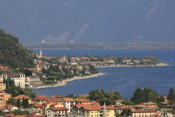 Blick über Gravedona nach Domaso über den Comer See in Italien