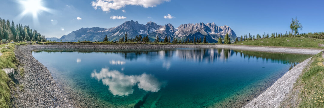 ein herrlich blauer See vor dem gro&szlig;en Wilden Kaiser