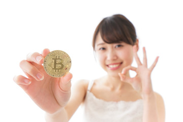 ビットコイン・仮想通貨を持つ女性