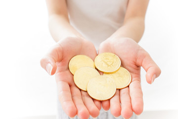 ビットコイン・仮想通貨を持つ女性