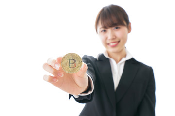 ビットコイン・仮想通貨を持つ女性