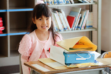入学式の後、はじめて教室に入った小学生